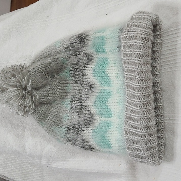 NWT Aeropostale Womens/Unisex Winter Hat Beanie W/Pompom Gray/Aqua/White Fuzzy - Picture 1 of 10